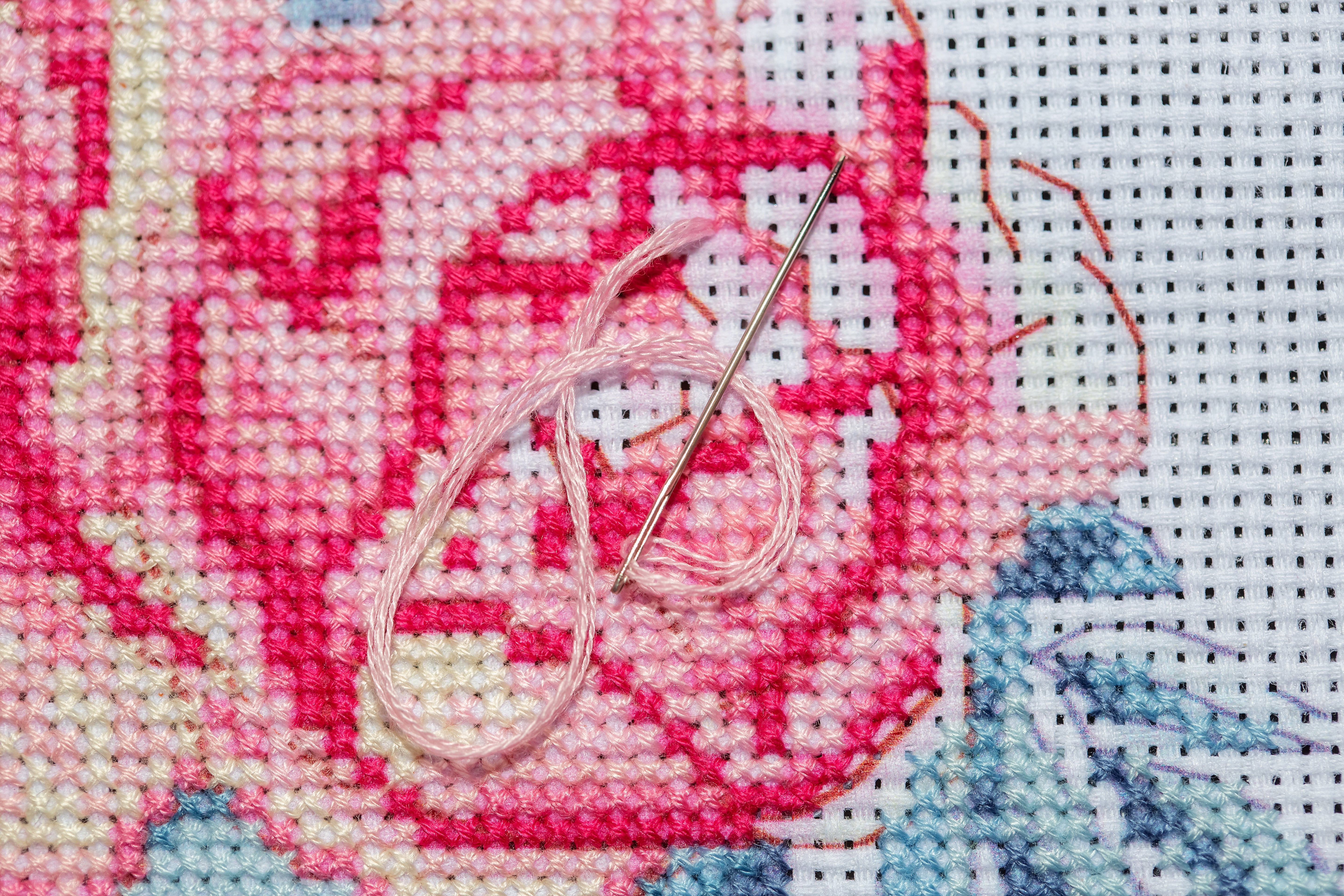 Kleidung mit Kreuzstich besticken – so gelingt’s Schritt für Schritt