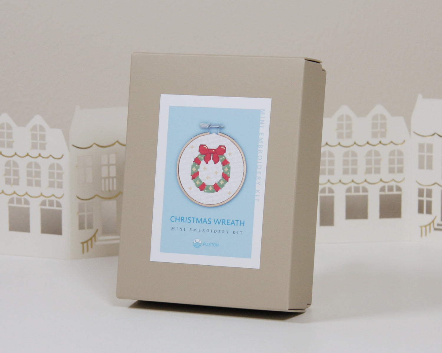 Mini Weihnachtskranz Kreuzstich Stickset in Geschenkbox – DIY Stickset mit Stickrahmen und weihnachtlichem Motiv