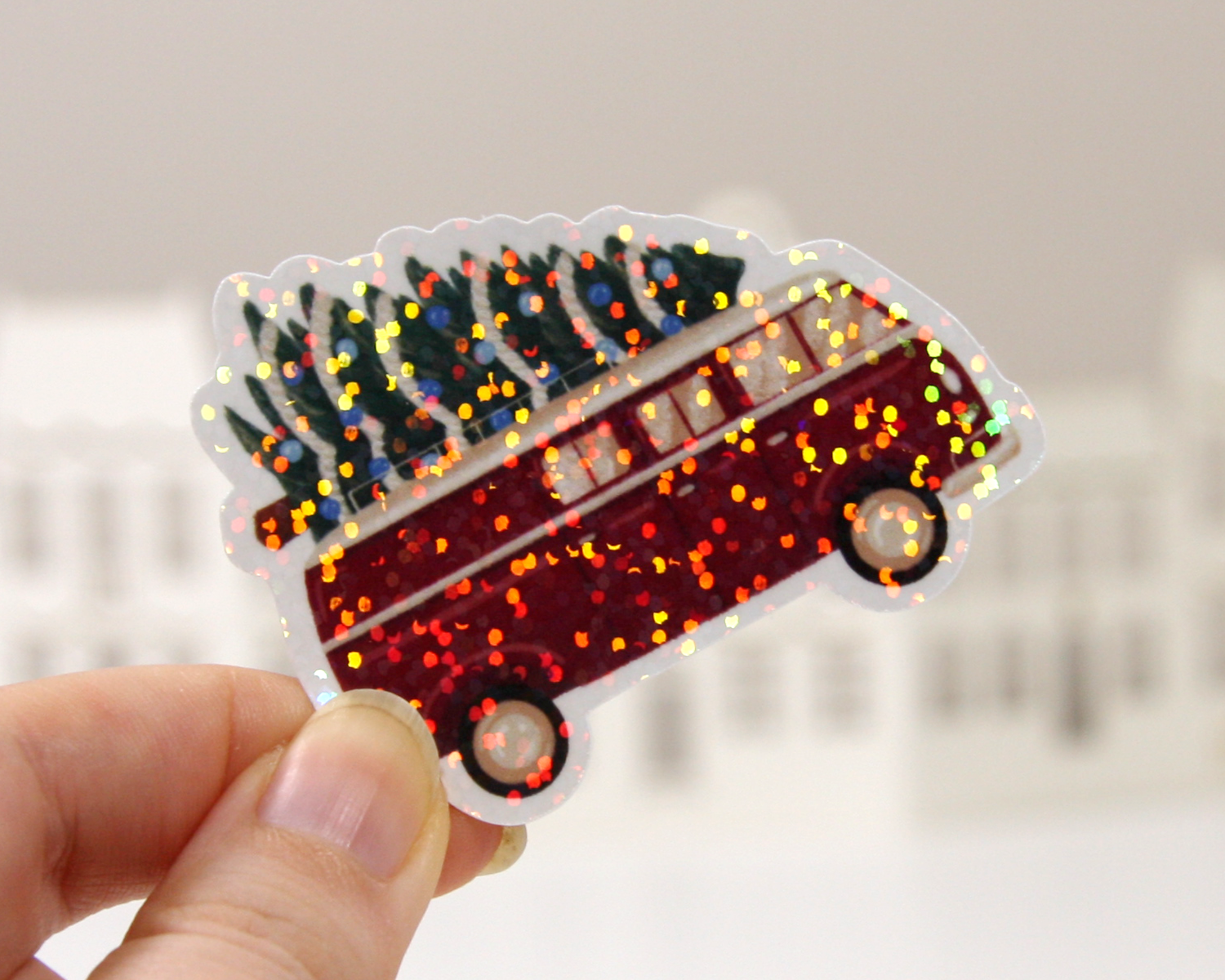 Glitzernder Bus mit Weihnachtsbaum - Holografischer Weihnachtssticker aus Vinyl