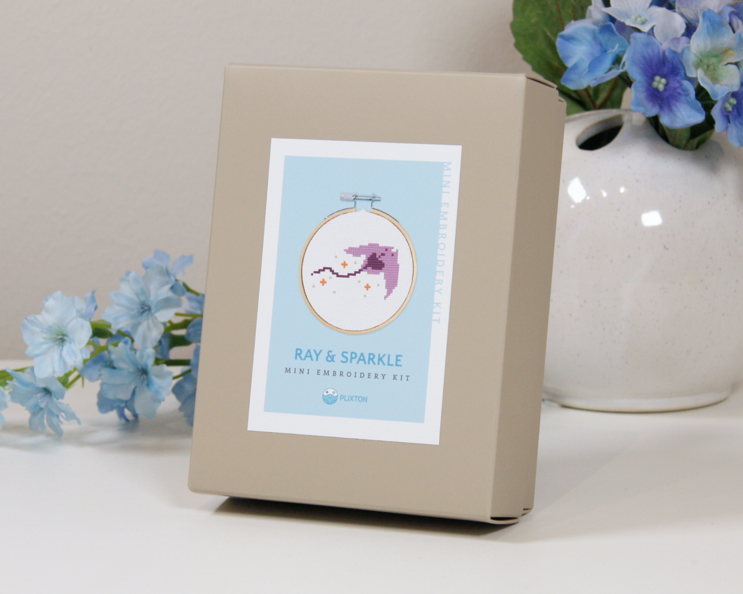 Ray & Sparkle Kreuzstichset – Mini Stickset mit Rochen-Motiv in Geschenkbox.