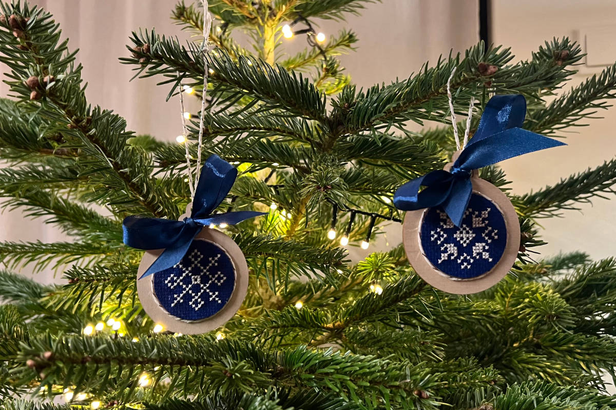 Kreuzstich Weihnachtsschmuck selber machen: 8 Ideen für Baumschmuck, Anhänger und Geschenke