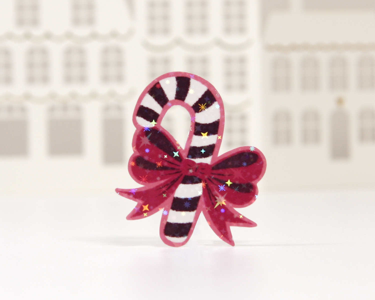 Glitzernder Weihnachtsaufkleber mit Zuckerstange & Schleife