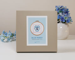 Blue Pansy Kreuzstich-Set – Stickset mit Stiefmütterchenmotiv | PLIXTON