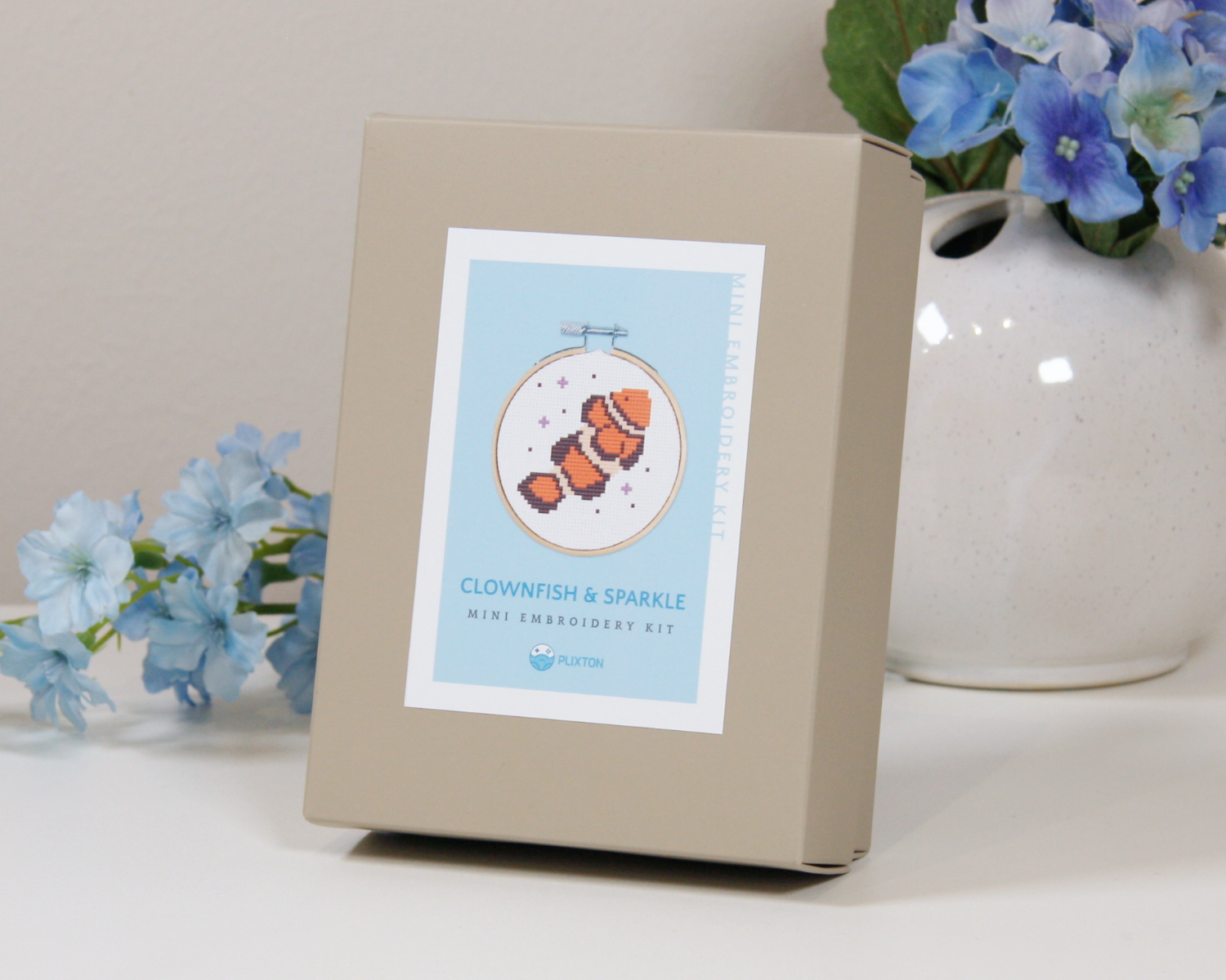 Clownfish & Sparkle Kreuzstichset – Mini Stickset mit Clownfisch-Motiv in Geschenkbox.