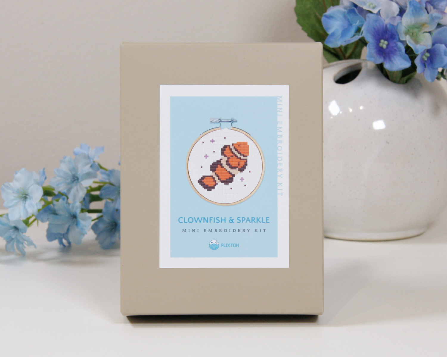 Clownfish & Sparkle Kreuzstichset – Mini Stickset mit Clownfisch-Motiv in Geschenkbox.