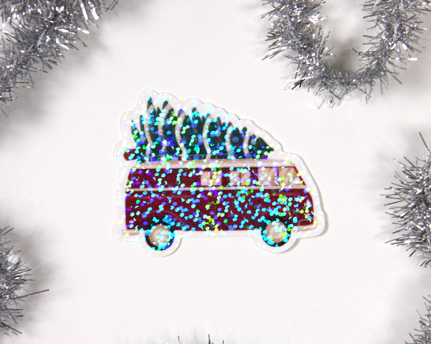 Glitzernder Bus mit Weihnachtsbaum - Holografischer Weihnachtssticker aus Vinyl