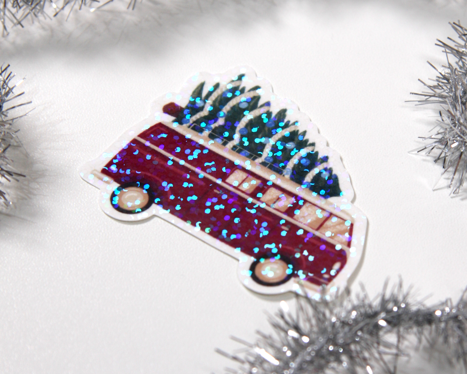 Glitzernder Bus mit Weihnachtsbaum - Holografischer Weihnachtssticker aus Vinyl