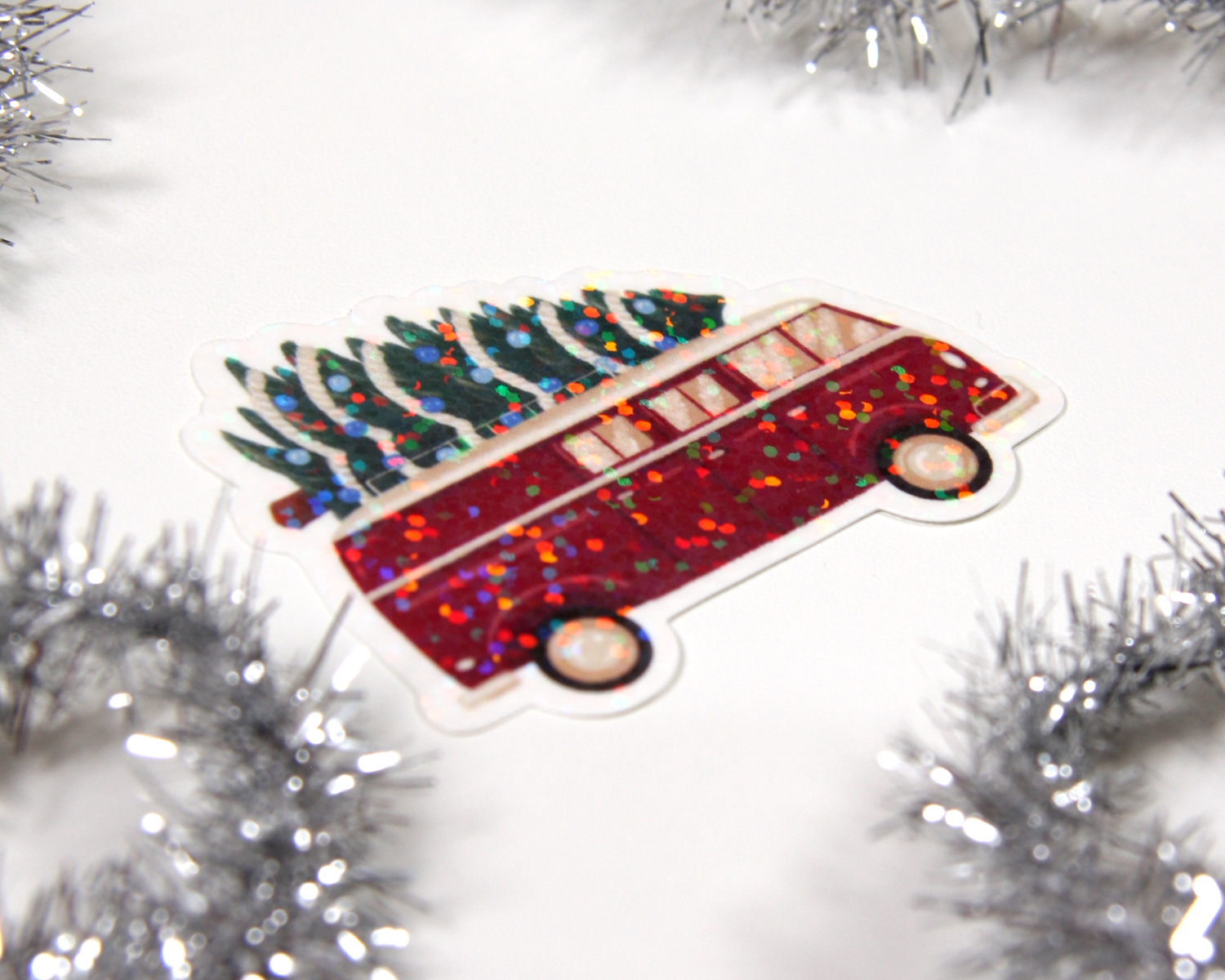 Glitzernder Bus mit Weihnachtsbaum - Holografischer Weihnachtssticker aus Vinyl