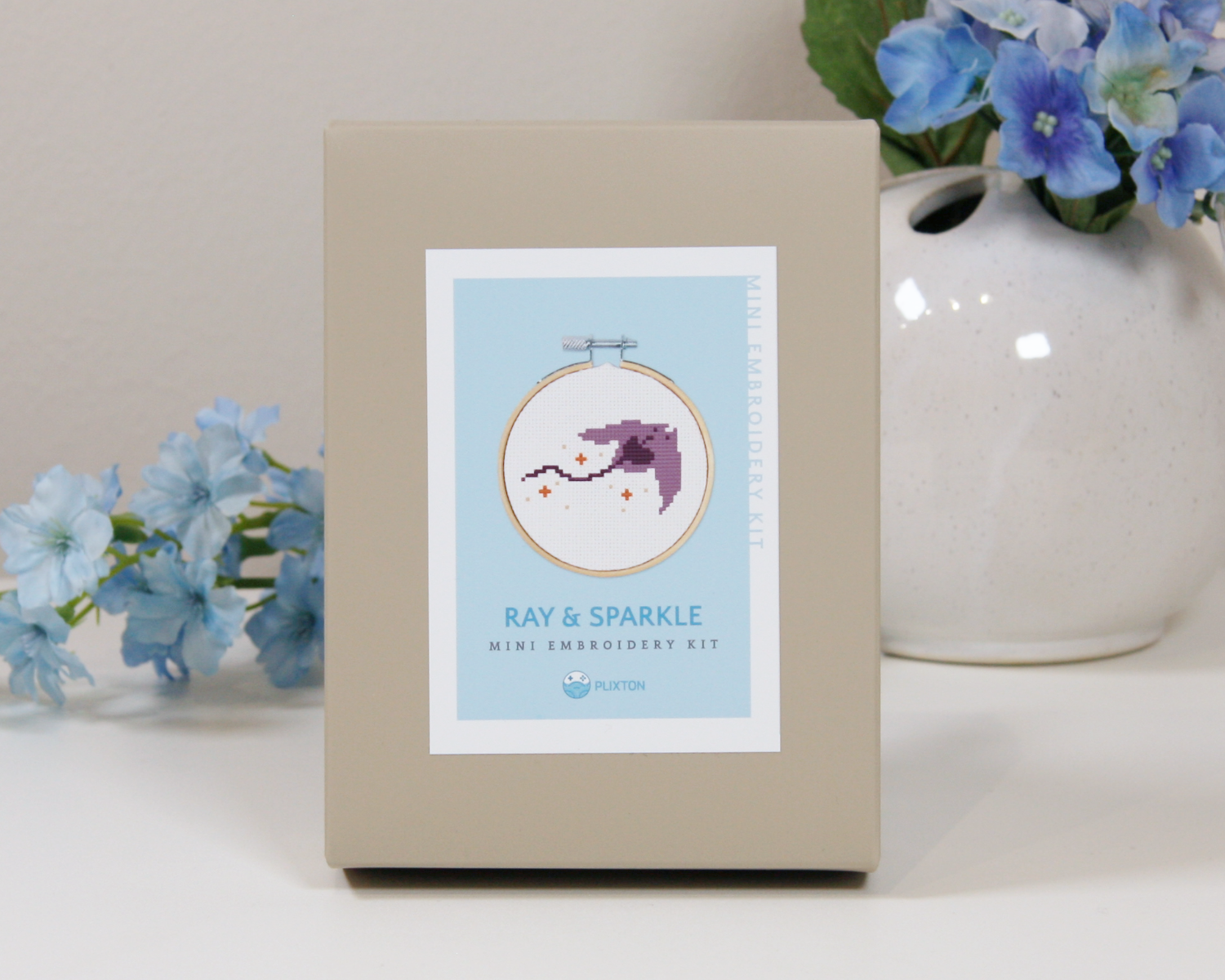 Ray & Sparkle Kreuzstichset – Mini Stickset mit Rochen-Motiv in Geschenkbox.