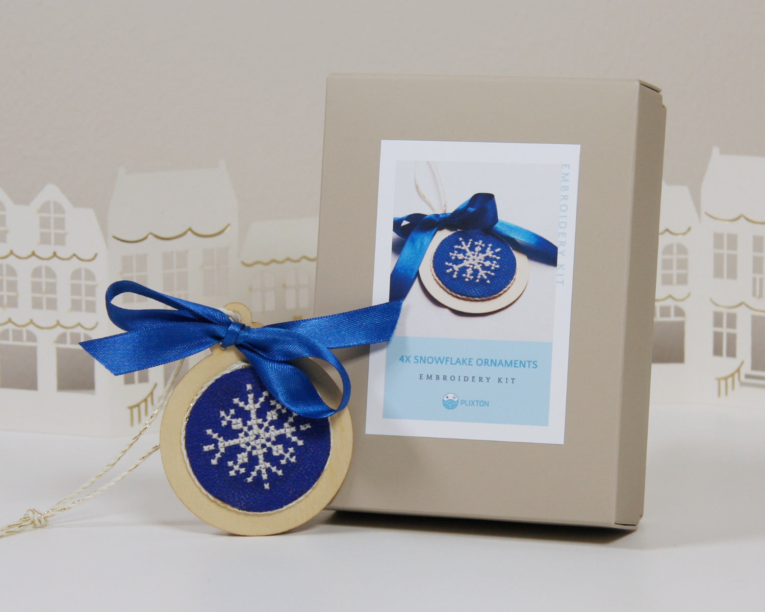 DIY Schneeflocken Kreuzstich Set mit vier blauen Anhängern und Geschenkbox – Stickset für winterliche Dekoration