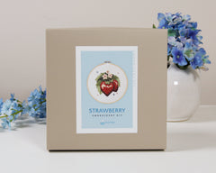 Strawberry Kreuzstich-Set – Stickset mit Erdbeermotiv für Anfänger | PLIXTON